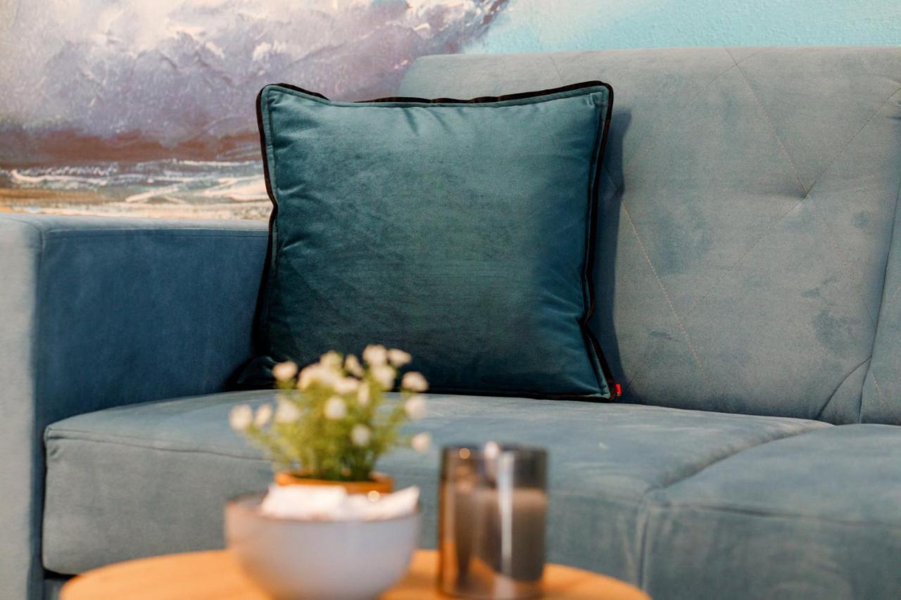 Square By Renters Apartment *