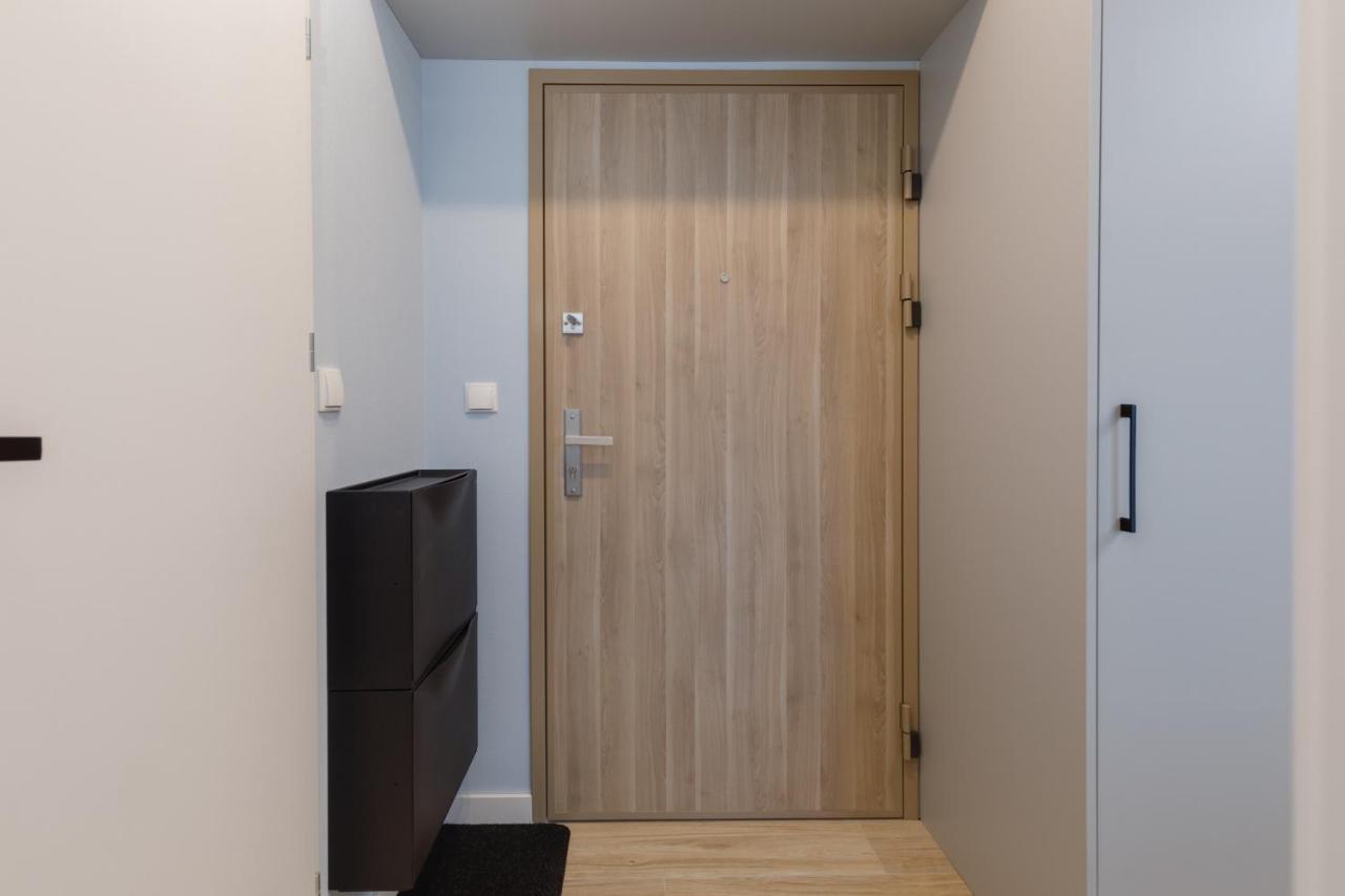 Square By Renters Apartment *