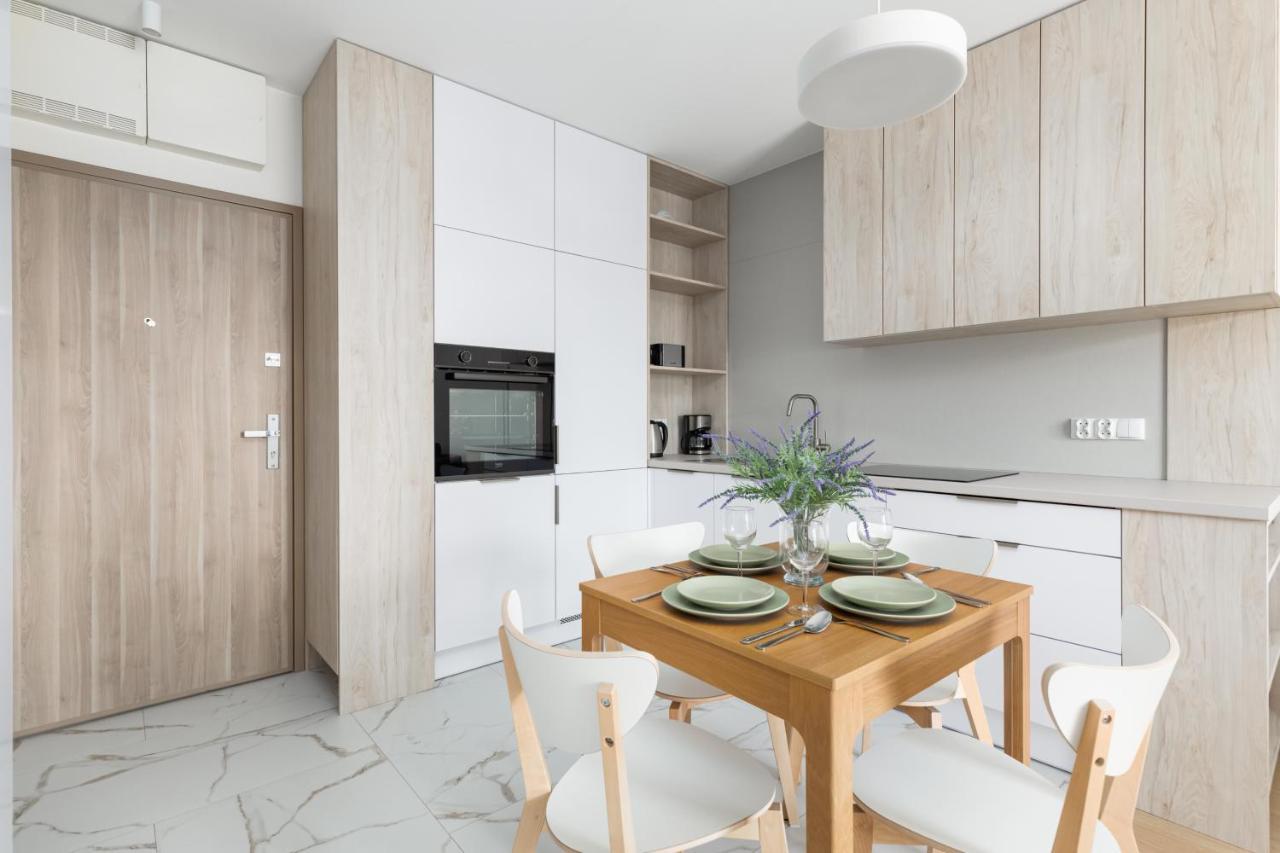 Square By Renters Apartment