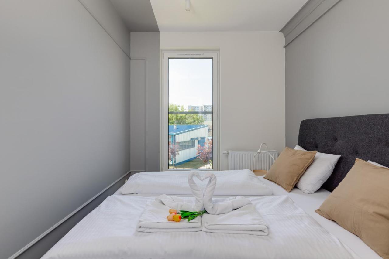 Square By Renters Apartment