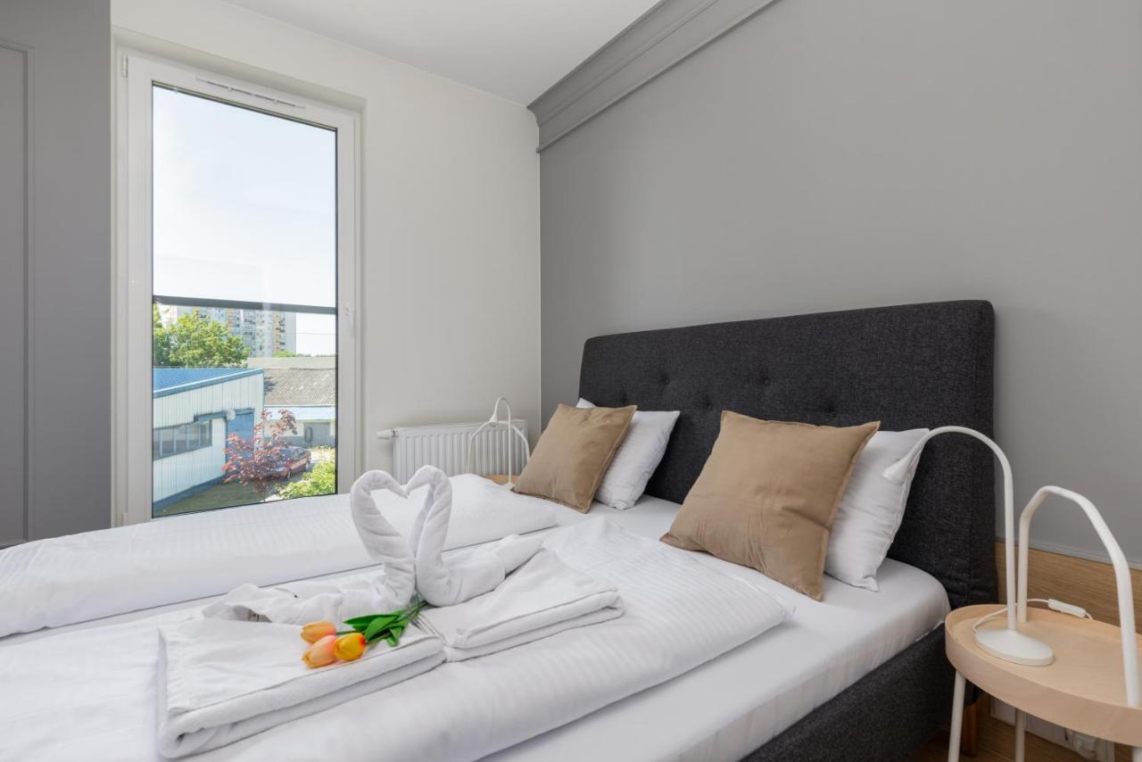 Square By Renters Apartment *