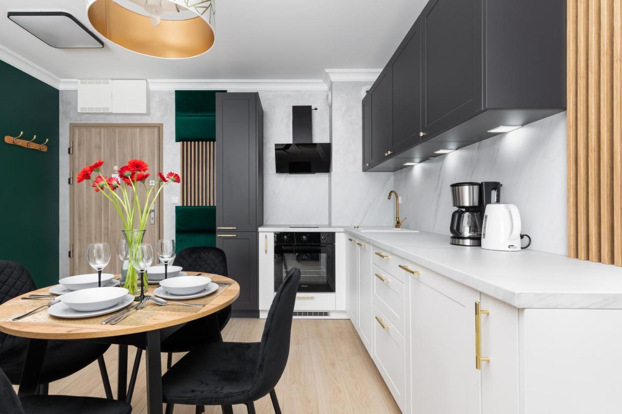 Square By Renters Apartment *