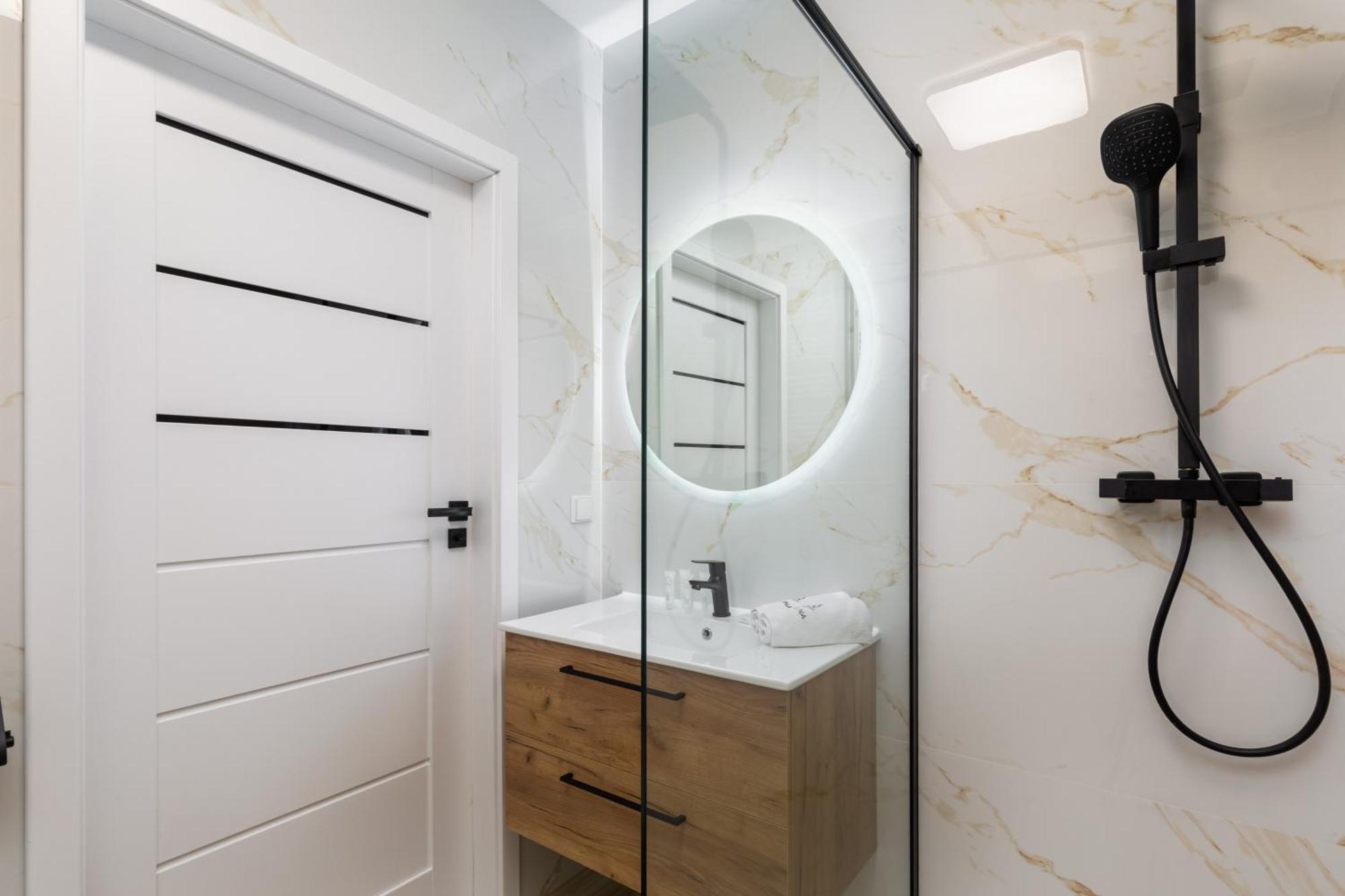 Square By Renters Apartment